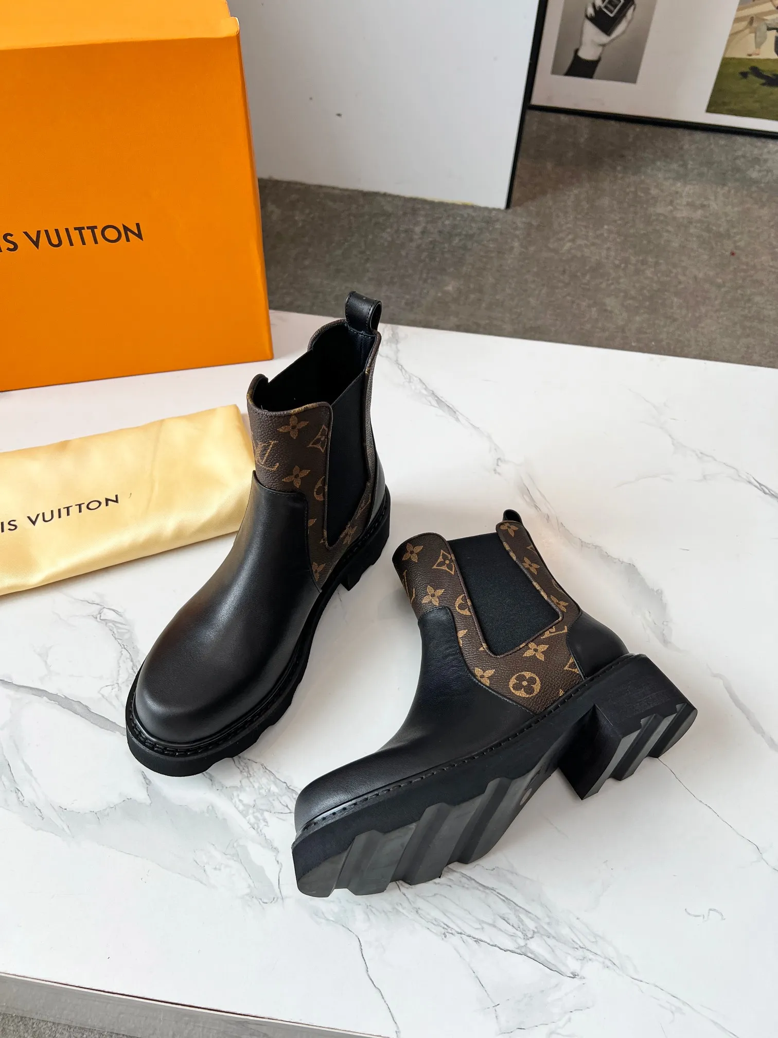👟👟Ex-factory price 540👟👟 LOUS VUITON 🔥🔥🔥️ The latest short boots model from Louis Vuit 2025 official website, official website 💯 original version 1:1. LV Beaubourg uses calfskin to present a Chelsea-style upper, with a lightweight thick sole. Monogram canvas trim and contrast stitching outline the elastic side panels and seams respectively, cleverly interpreting the balance of strength and softness. It is a fashionable short boot that is comfortable and generous, versatile and very good-looking. Upper: Full-grain calfskin. Lining feet: sheepskin. Color: black/coffee, 35 to 40 yards, (414243 yards can be customized without return or exchange) Bosses are welcome to place orders